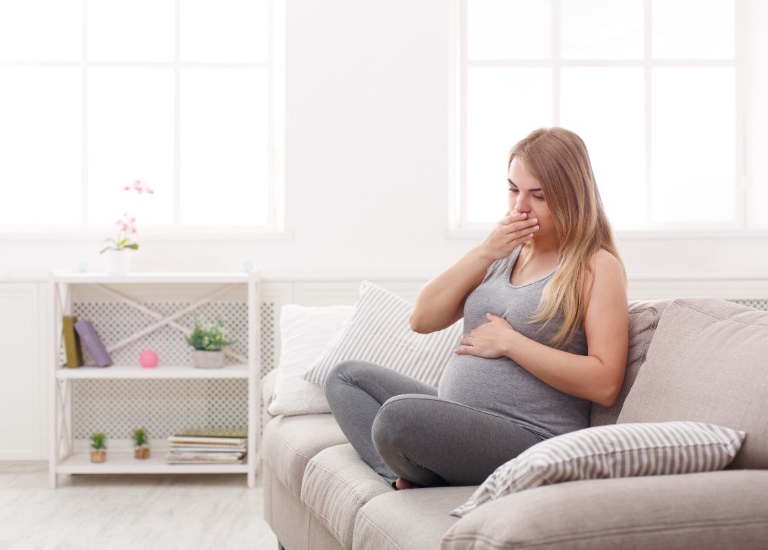mujer embarazada con náuseas